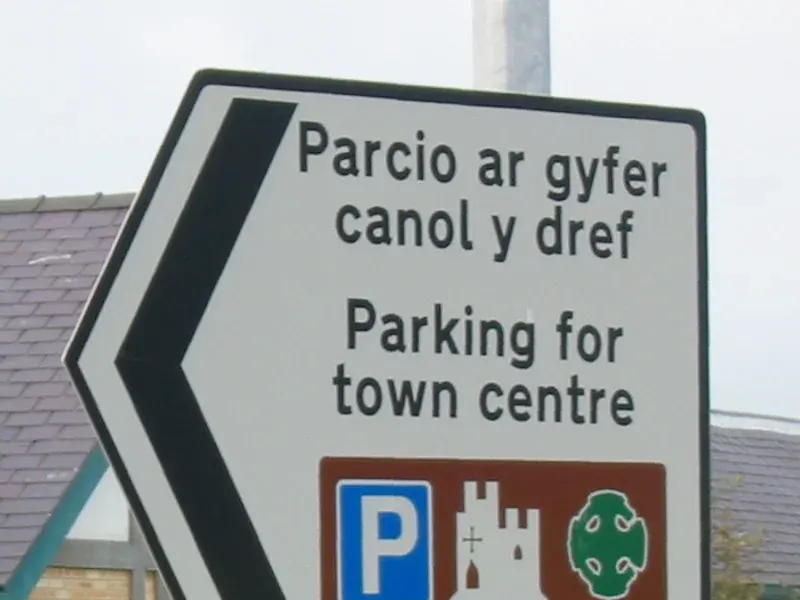 A bilingual road sign in Welsh and English