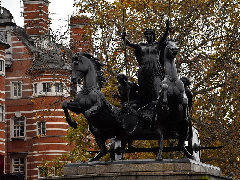 Bronze statue of Boudicca in a horse-drawn chariot with her daughters